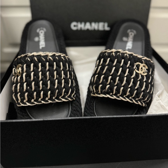 New CHANEL Braided Knit Black Mules. Size 42 with gold CC adornments. 22C - Picture 6 of 6